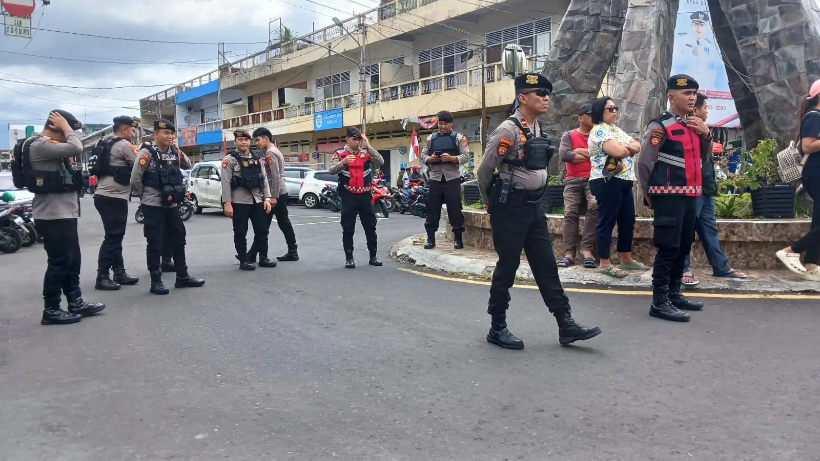 Sat Samapta dan Sat Lantas Polres Minahasa Amankan Lomba Gerak Jalan HUT RI di Tondano